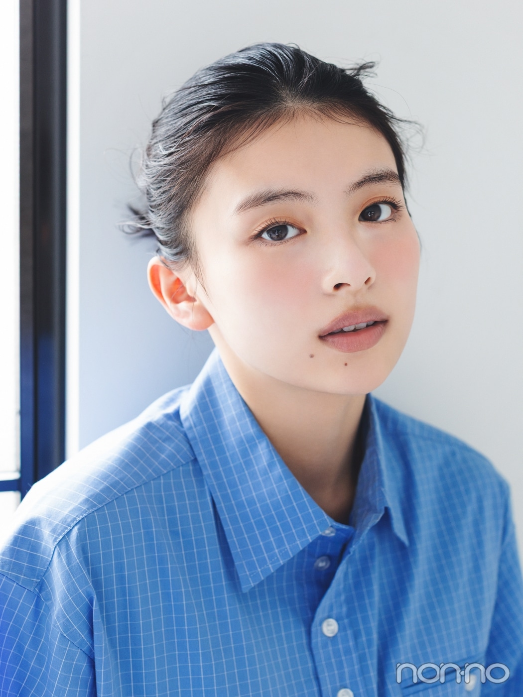 青いシャツを着た出口夏希の寄り