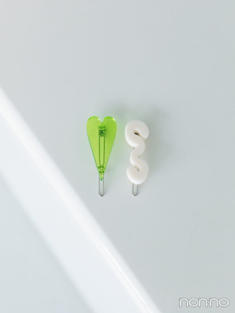 クリアグリーンのハートピン、白いうねうねのピンの商品カット