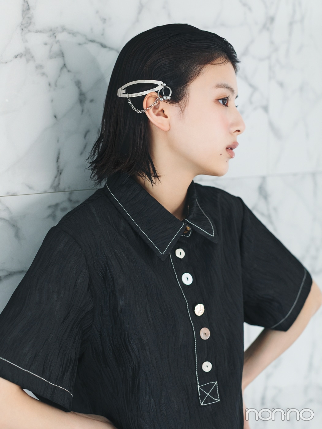 黒いワンピースで横を向く出口夏希のバストアップ