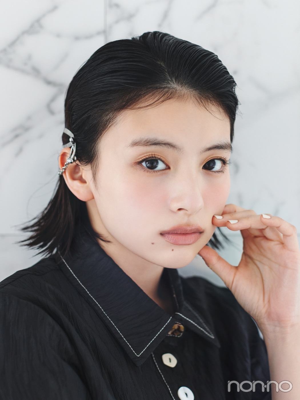 髪をオールバックにした出口夏希の寄り