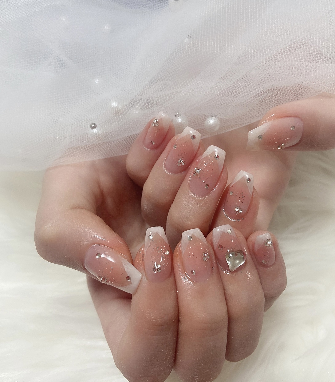 振袖を着た成人式ネイルの手元　白フレンチにシルバーのストーンをつけたネイルデザイン