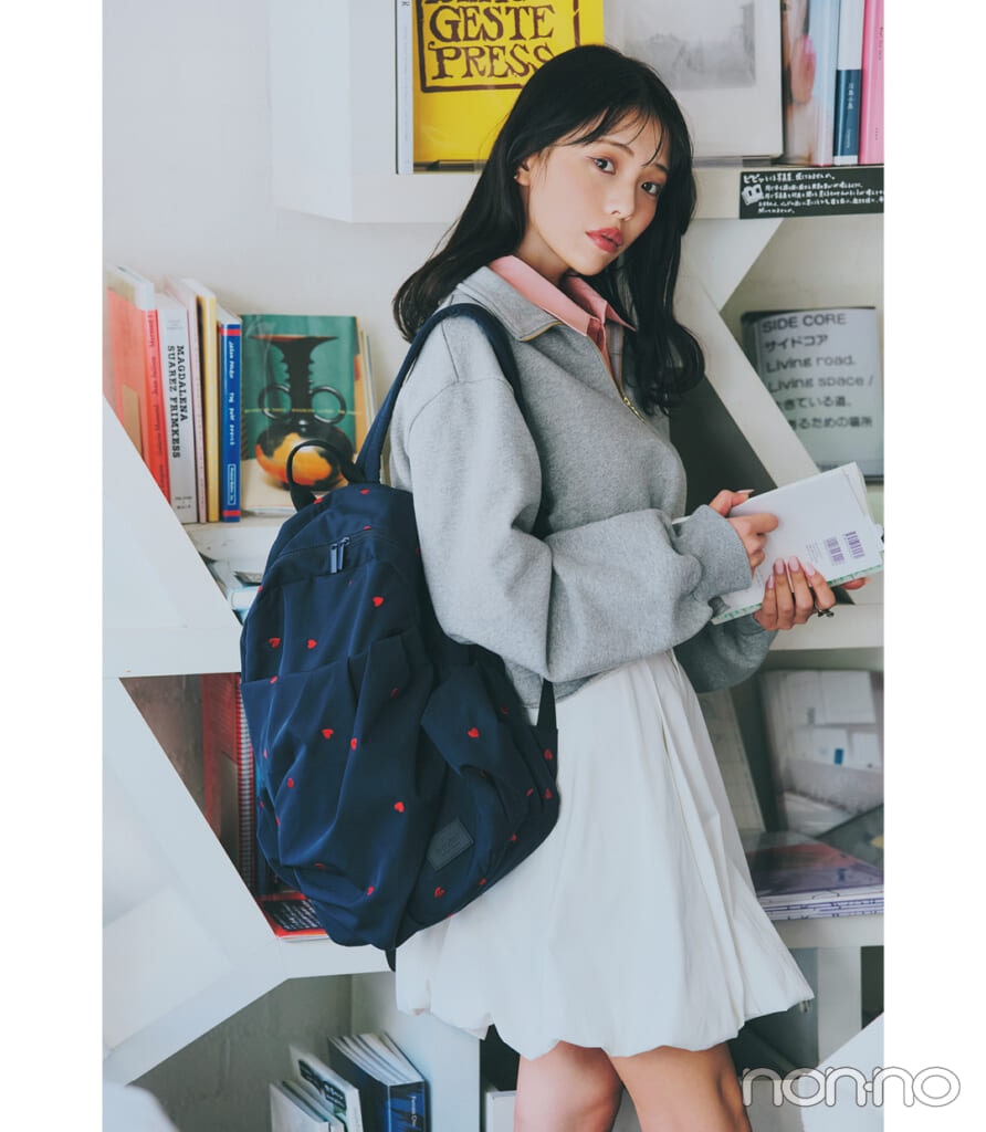 emmiのハート柄リュックを背負う菊地姫奈
