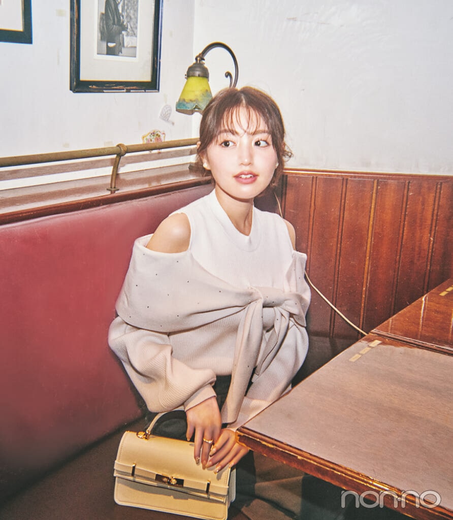 GRLのニットを着る香音