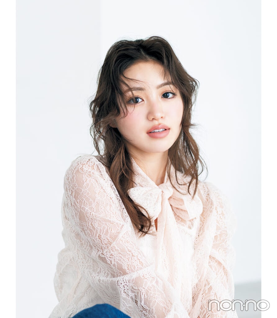 ボウタイブラウスに似合う髪型:ゆる巻きハーフアップの香音