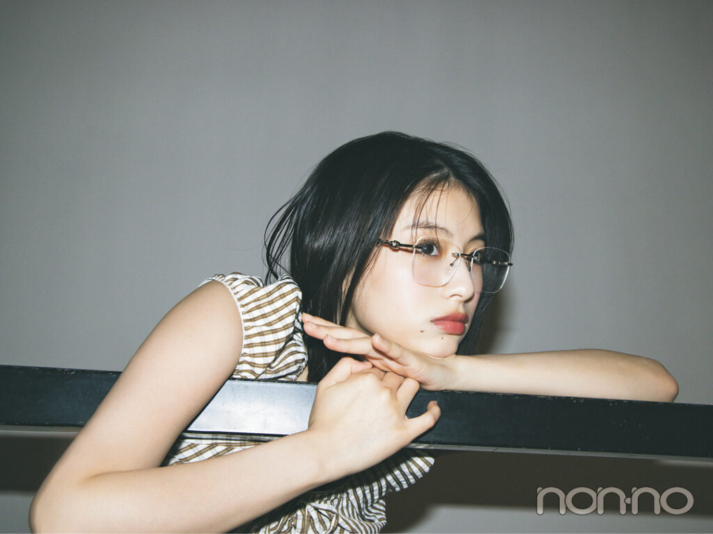 リムレスメガネをつけた出口夏希