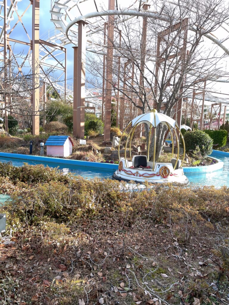 ファンタジークルーズの写真。青空の下でボートが浮いている。