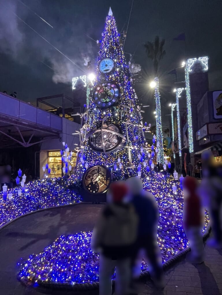 ひらかたパークのイルミネーションの様子。青紫に輝くクリスマスツリー。