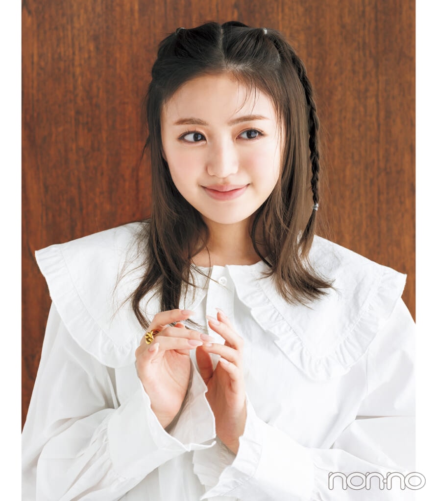 セーラーカラーに似合う髪型：三つ編みバングの香音