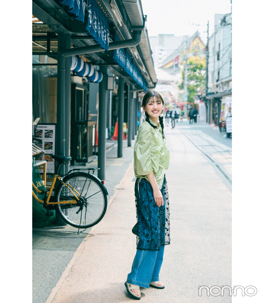 ストレートデニム×巻きスカートの夏コーデ