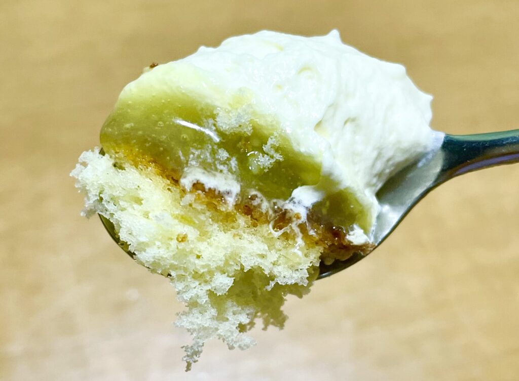 モンテール『クリーミー Dolce・蜜芋ブリュレ』の蜜芋ペーストをスプーンですくった写真です。