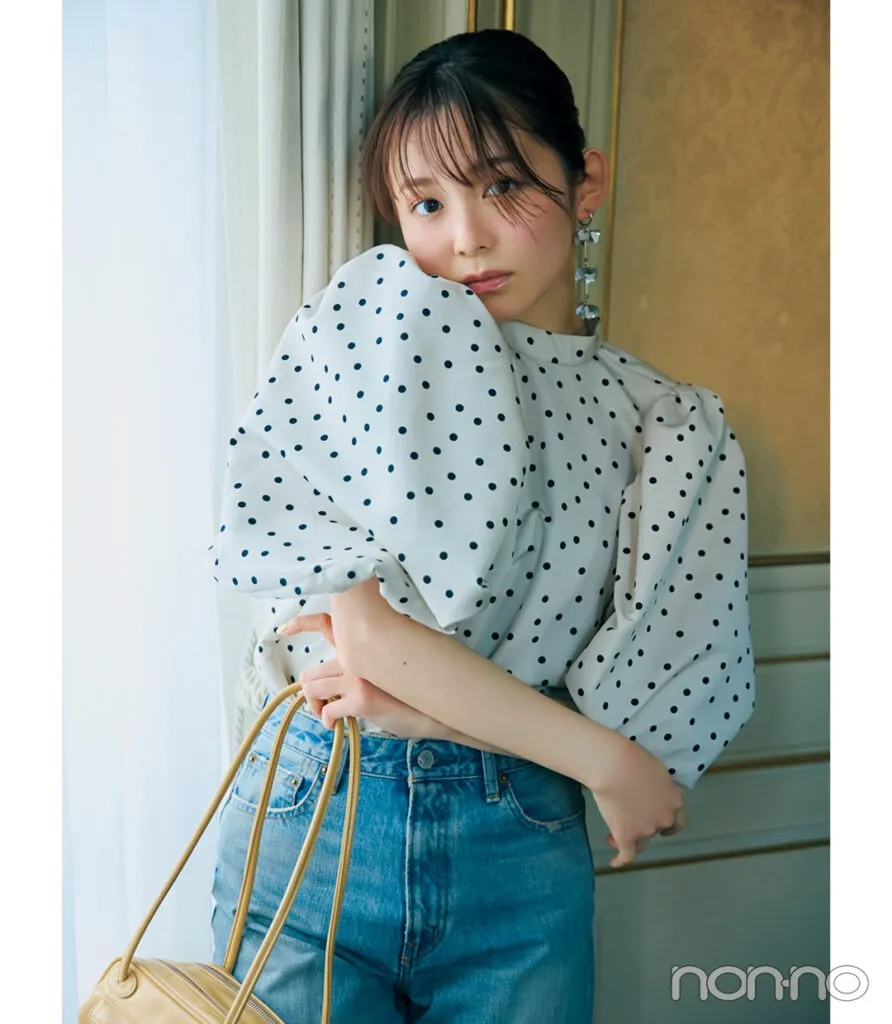 久間田琳加の大学生の一週間コーデ、火曜日のブラウススタイル