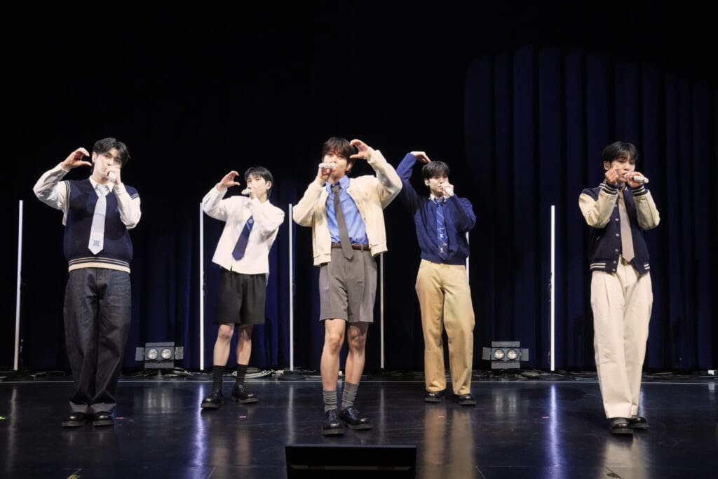 プレデビュー曲を披露するVIBY