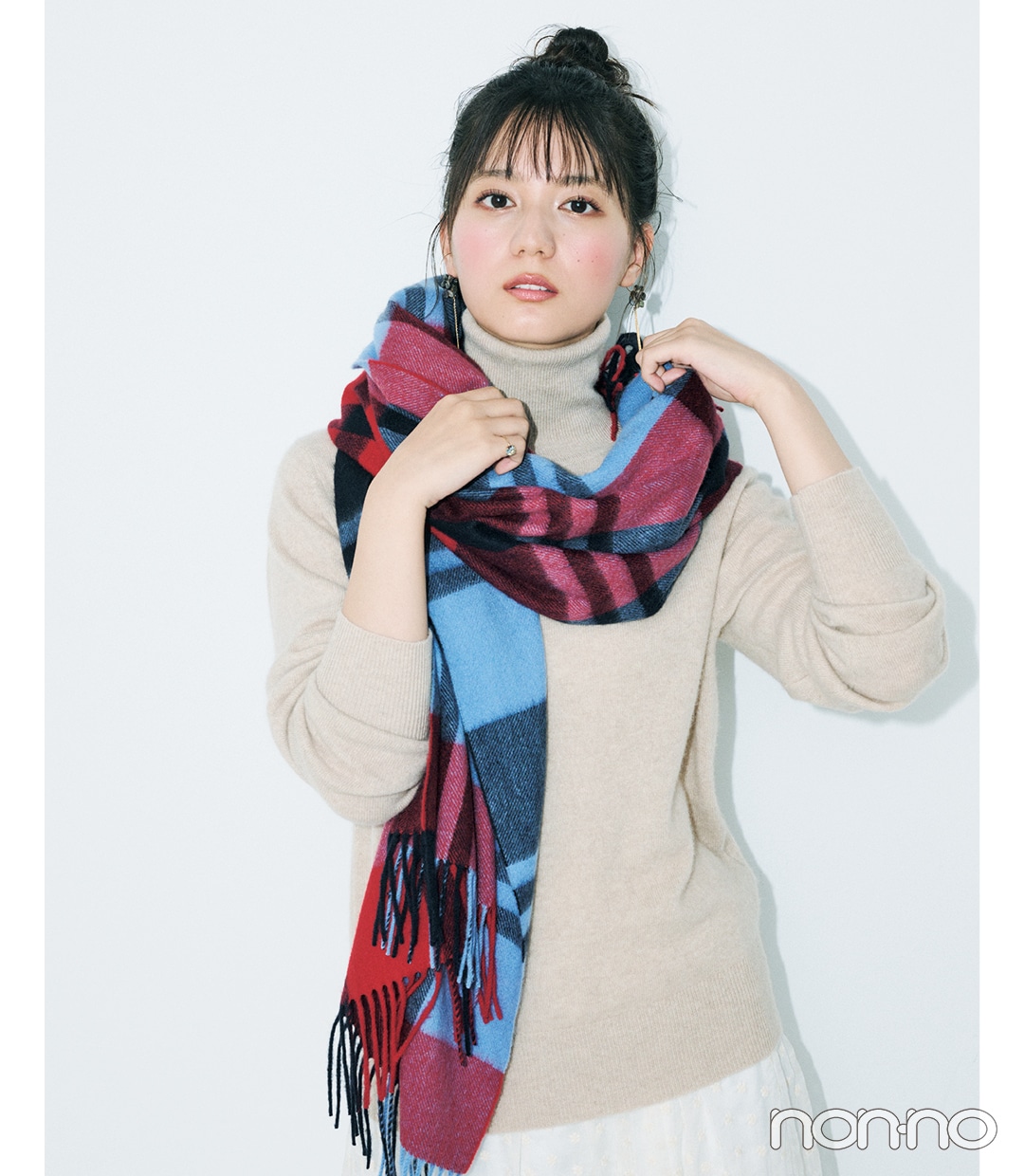 小坂菜緒とベージュのタートルネック×着こなし