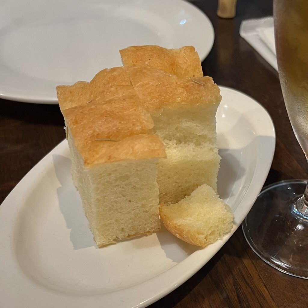 カンティーナ シチリアーナ トゥット イル マーレ 銀座4丁目 お通し フォカッチャ