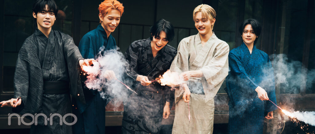 線香花火を楽しむ浴衣姿のINIメンバー