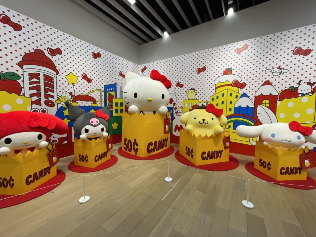 キティとサンリオのキャラクターがあるフォトスポット。左から順にマイメロディ、クロミ、キティ、ポムポムプリン、シナモン。