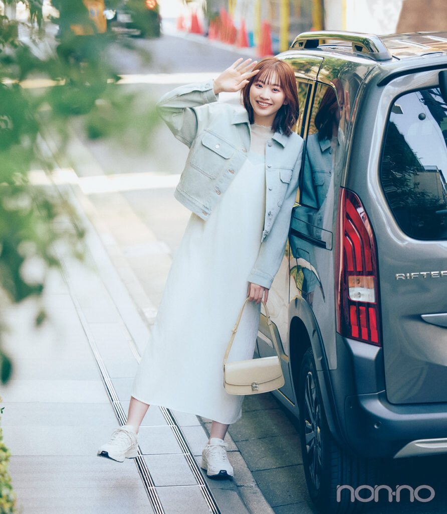 【春コーデ】白のロングワンピ×デニムジャケット×スニーカー