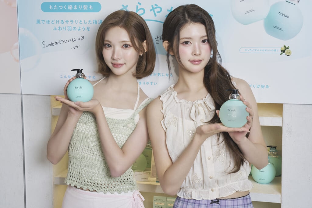 「ブリーズライン」のヘアケアボトルを持つ、(左から)JIWOO(ジウ)、A-NA(エイナ)