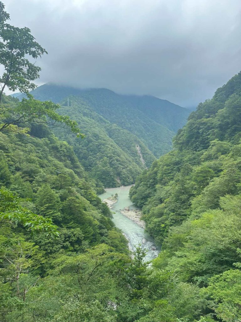 寸又峡　夢のつり橋を遠くから見た景色
