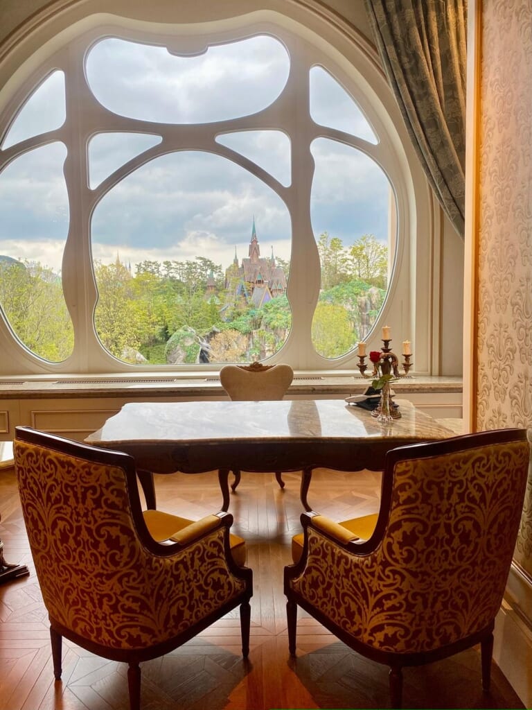 チェックインなどを行うデスク