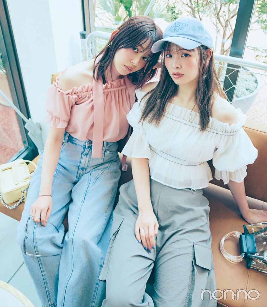 横田真悠と久間田琳加のシアーオフショルモデルカット1−1