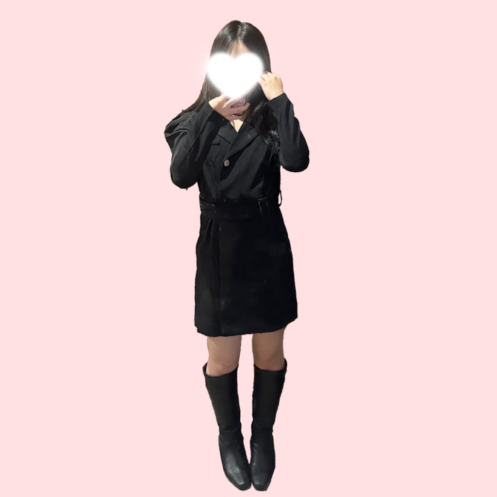 黒ワンピ着用