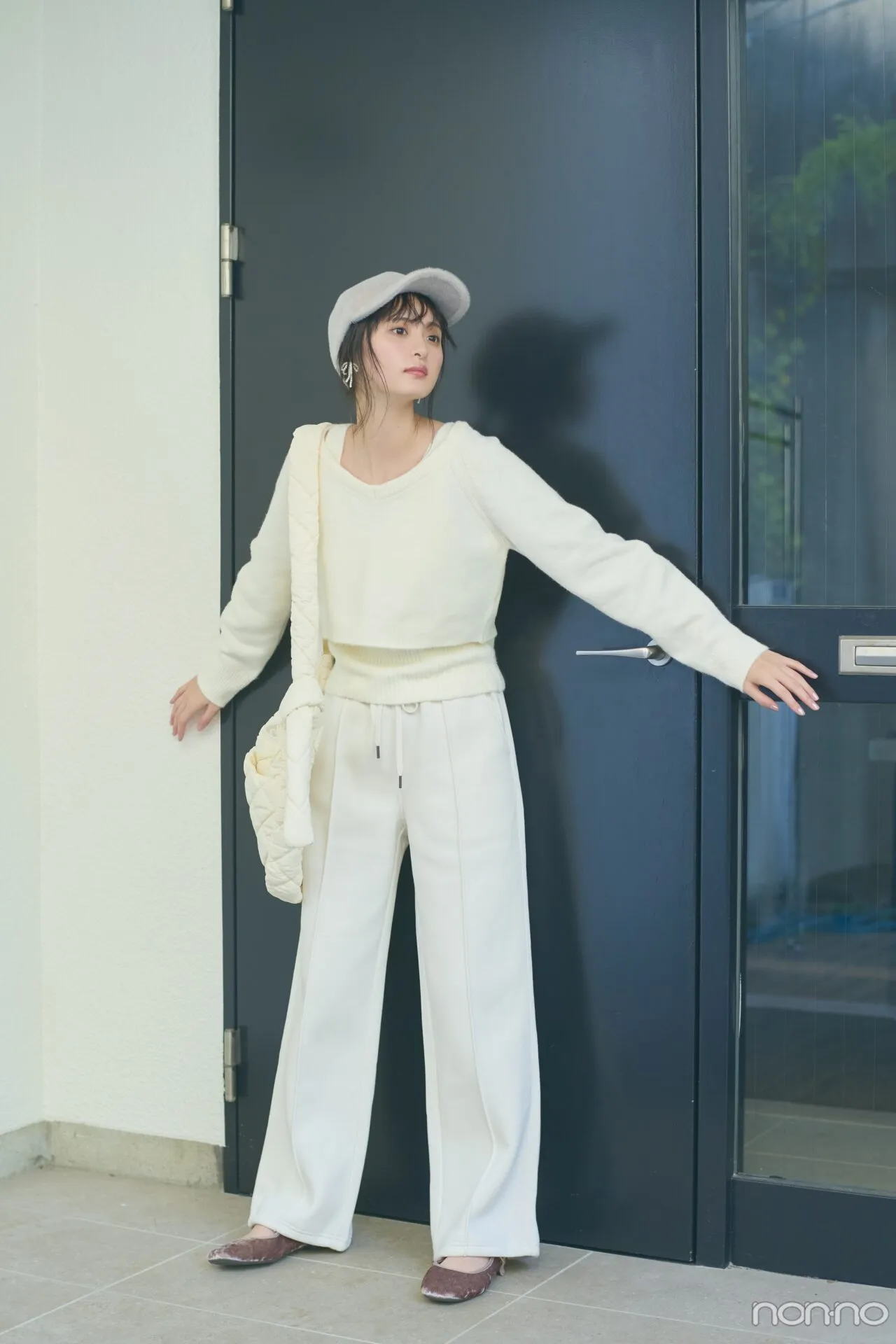 遠藤さくらの大学生の一週間コーデ、日曜日のオールホワイトスタイル