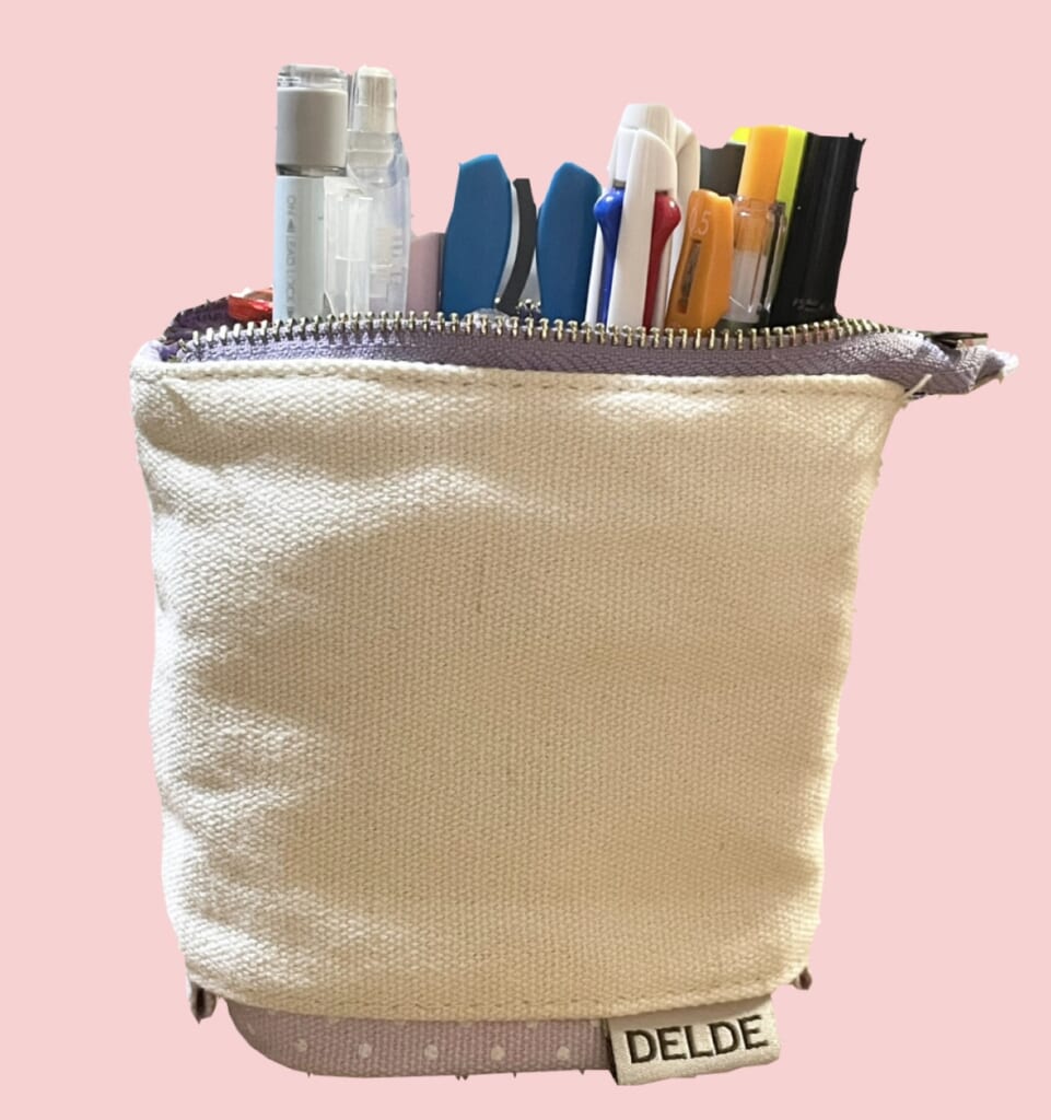 筆箱を立てて使用しており、ペンなどが見えている。