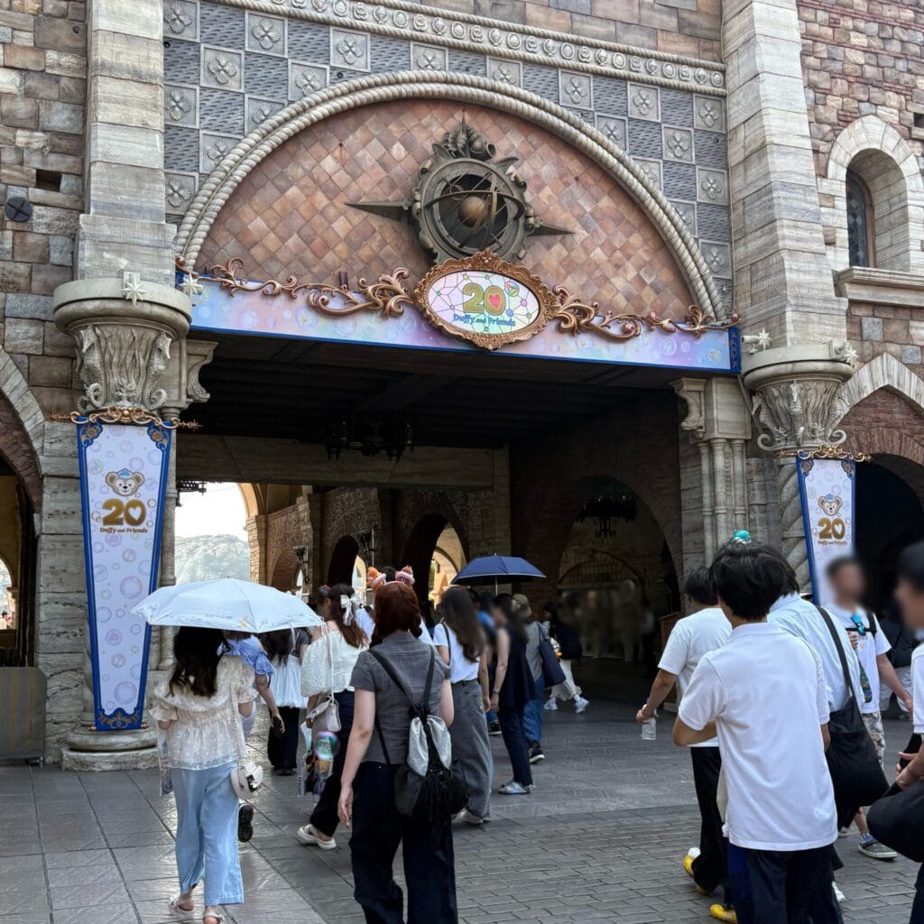 ディズニーシー入園直後に見えた、ダッフィー20周年の飾り