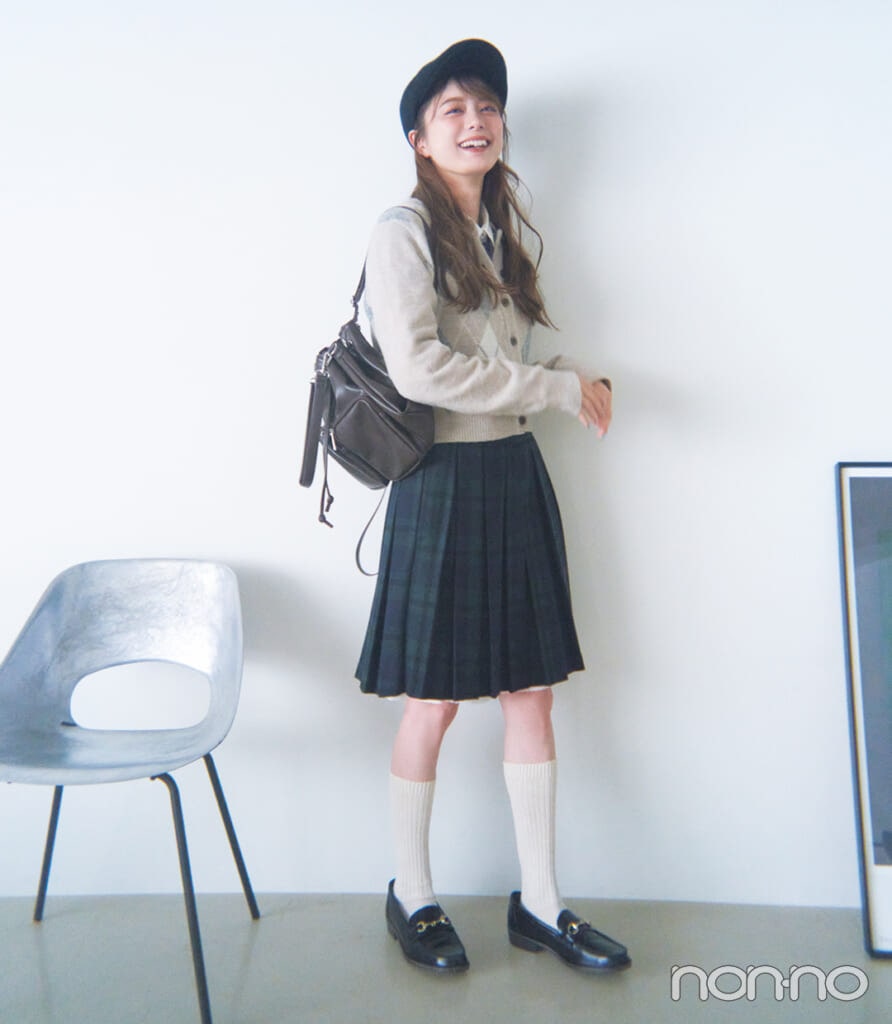 GUのカーディガンを着た紺野彩夏