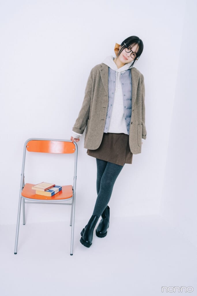 無印良品の軽量ダウンポケッタブルノーカラーベストをジャケットの下にレイヤードし、ミニスカートに合わせた横田真悠の全身カット