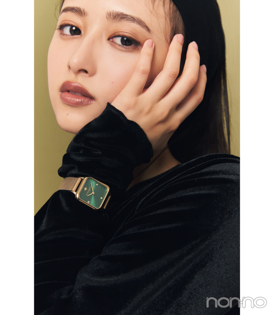 OLIVIA BURTONのスクエアメタルの腕時計を付けた井上和