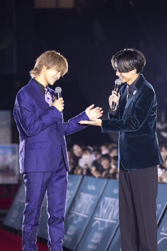 お立ち台の上で笑顔で話す、自称晴れ男永瀬廉さんと自称雨男髙橋海人さん