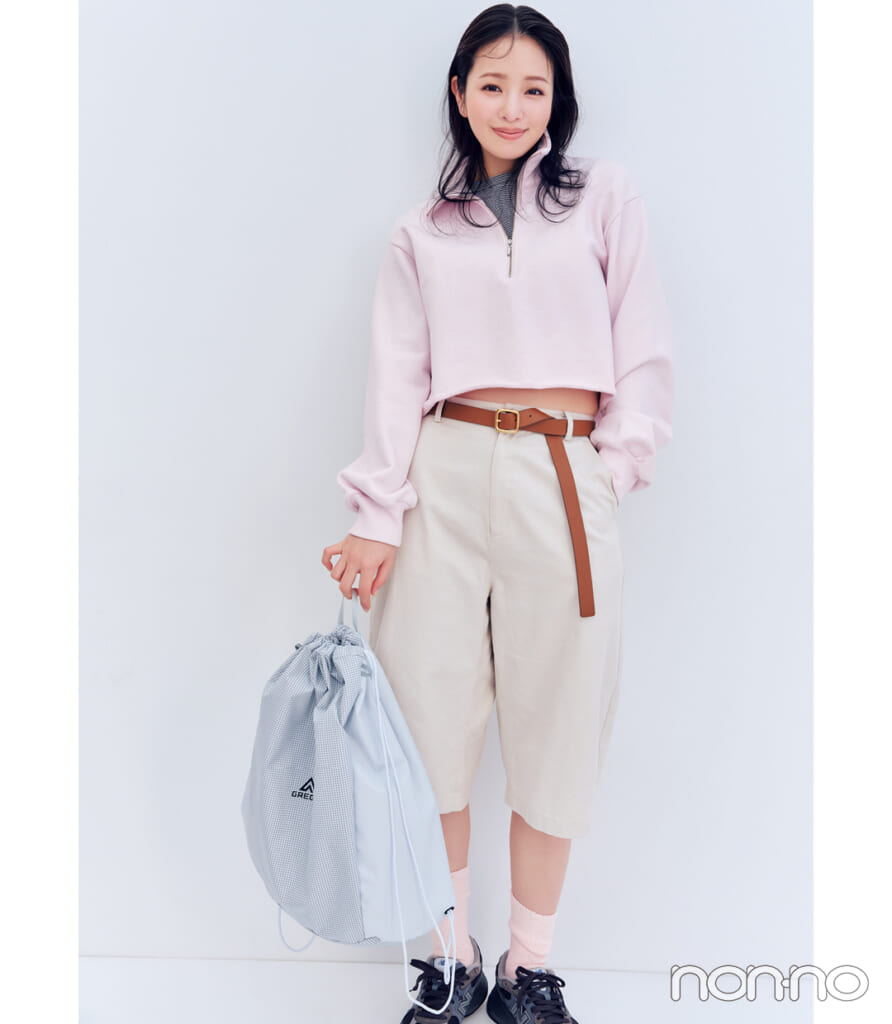 横田真悠のが着るボーイッシュなピンクスウェット