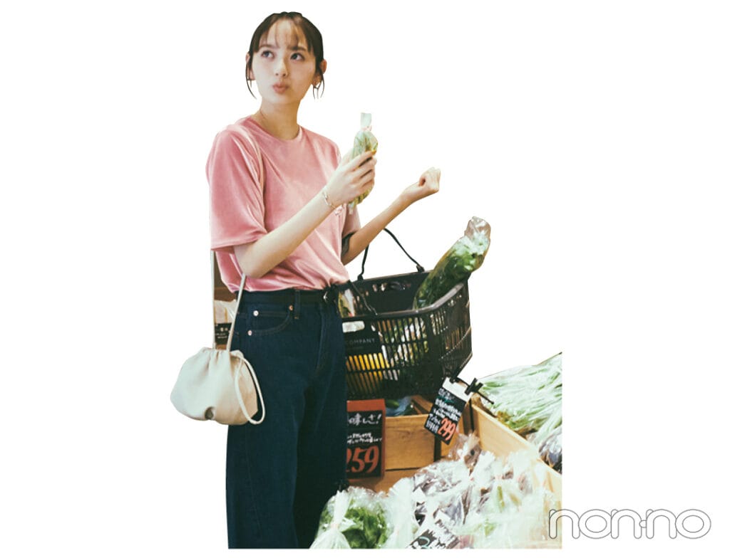 25℃以上の日のピンクベロアTシャツを着た加藤栞