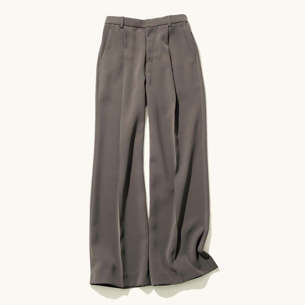 型崩れやシワが気にならないスラックス