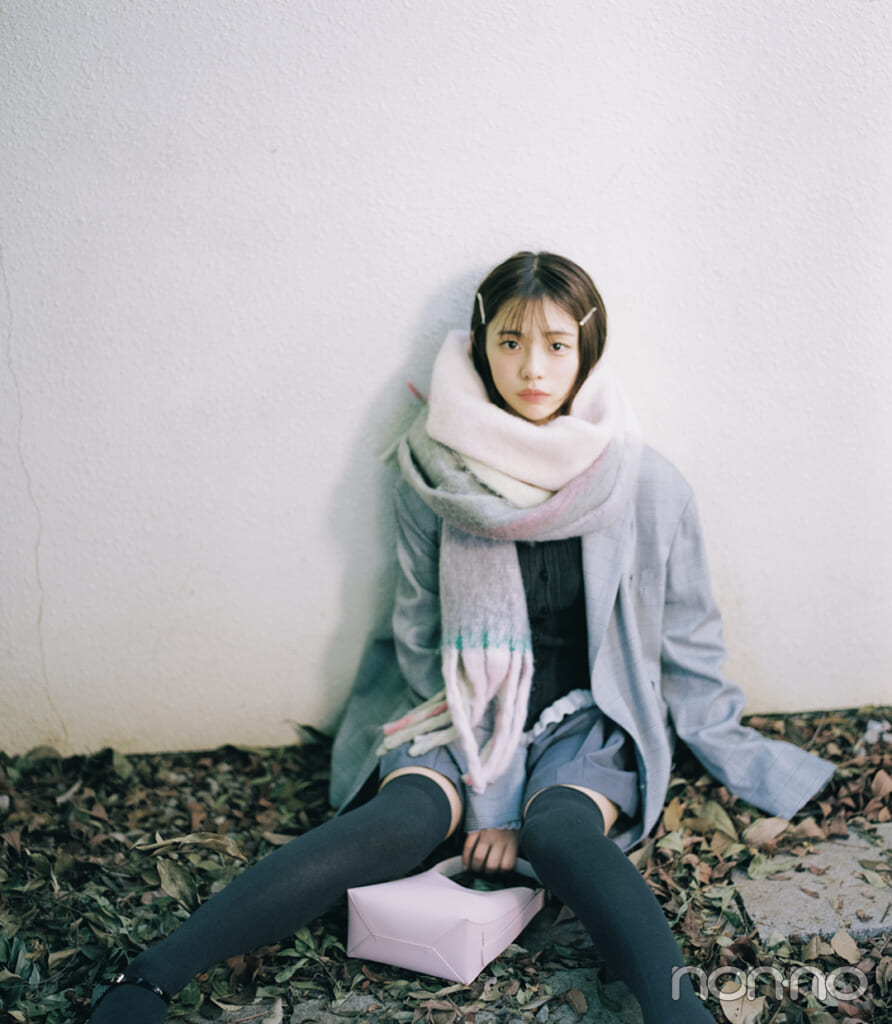 淡色チェックのマフラーを巻いた菊地姫奈1