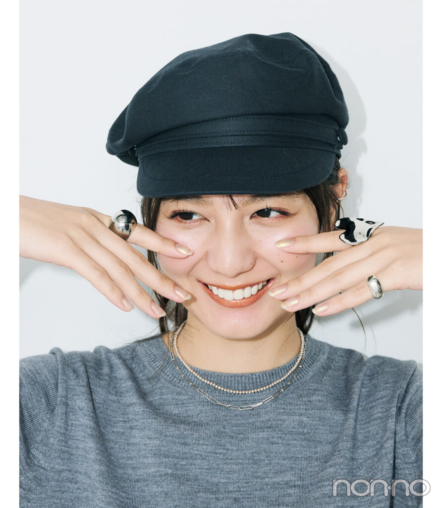 小坂菜緒とグレーのクルーネックニット×アクセサリー