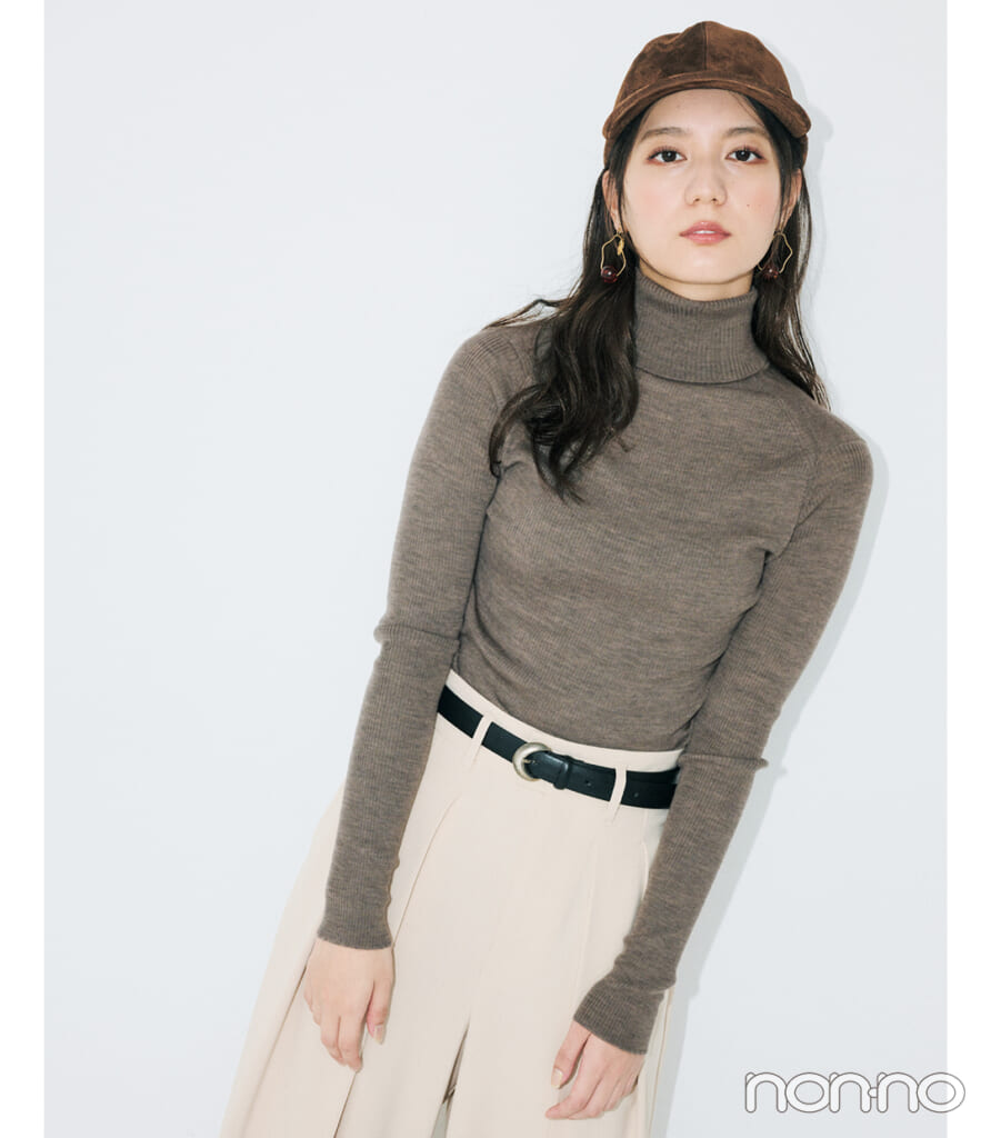 ブラウンタートルニット×白パンツ×キャップコーデの女性