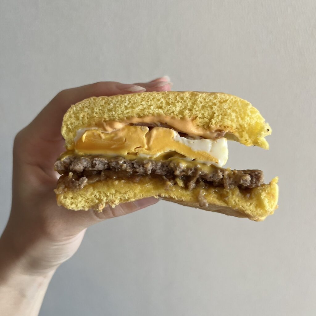 マック2025年新作
2枚目:とろ旨すき焼き月見の断面図