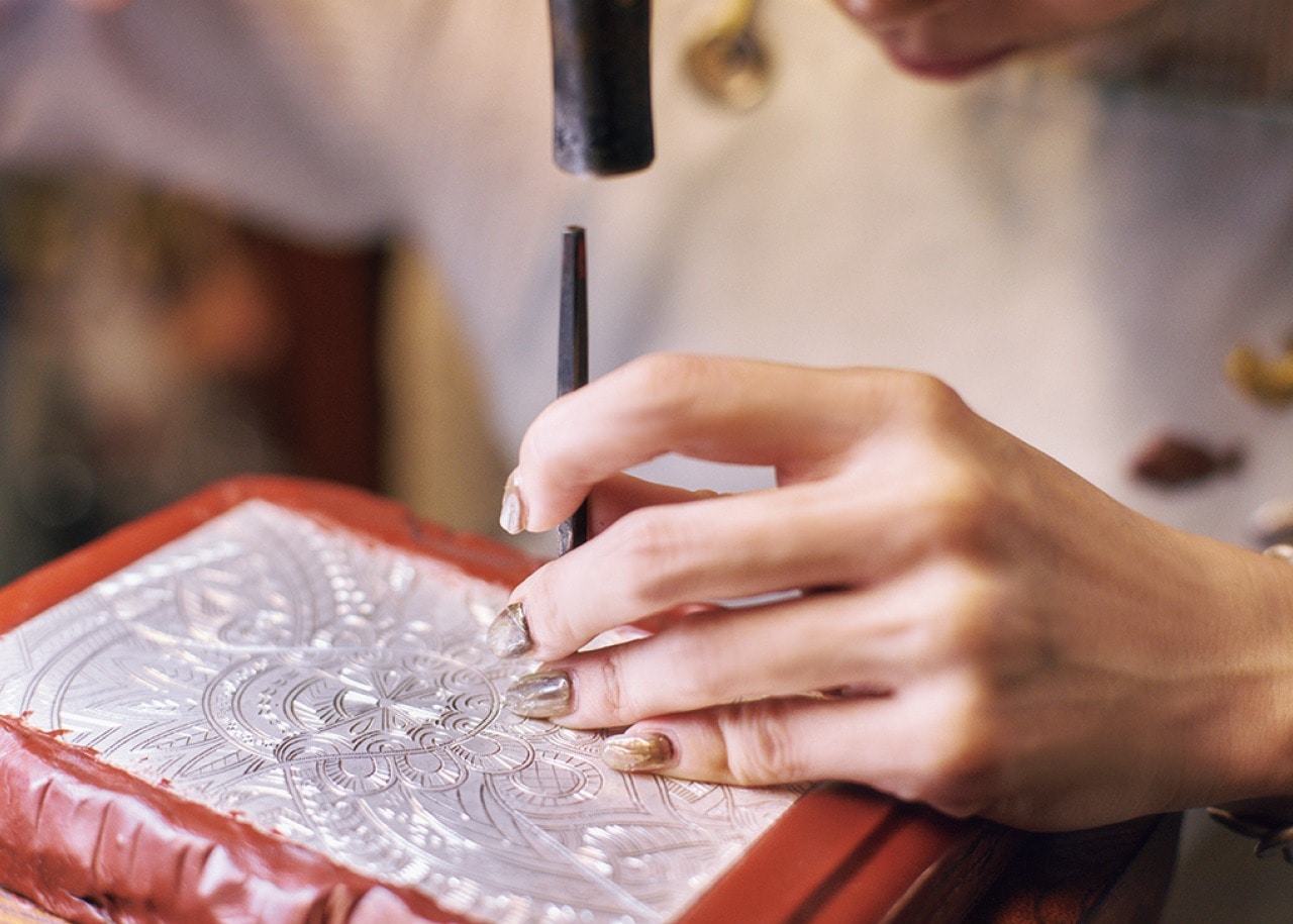 金属板を叩く手元