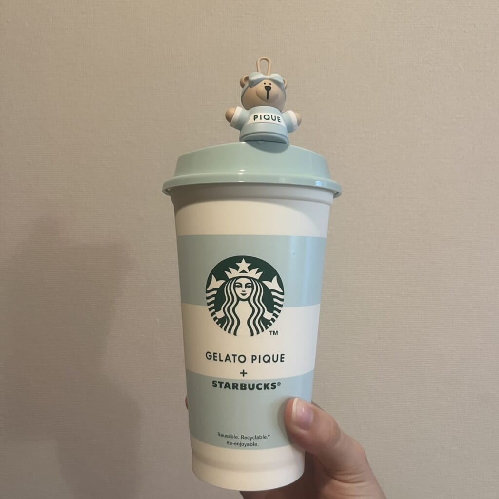 スターバックス×ジェラートピケのコラボのリユーザブルカップ、ベアリスタ付。全体像の写真。