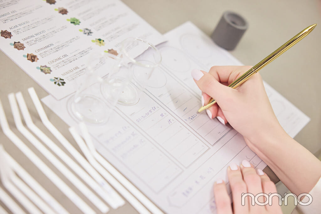 香水の配合を考える小坂菜緒の手元