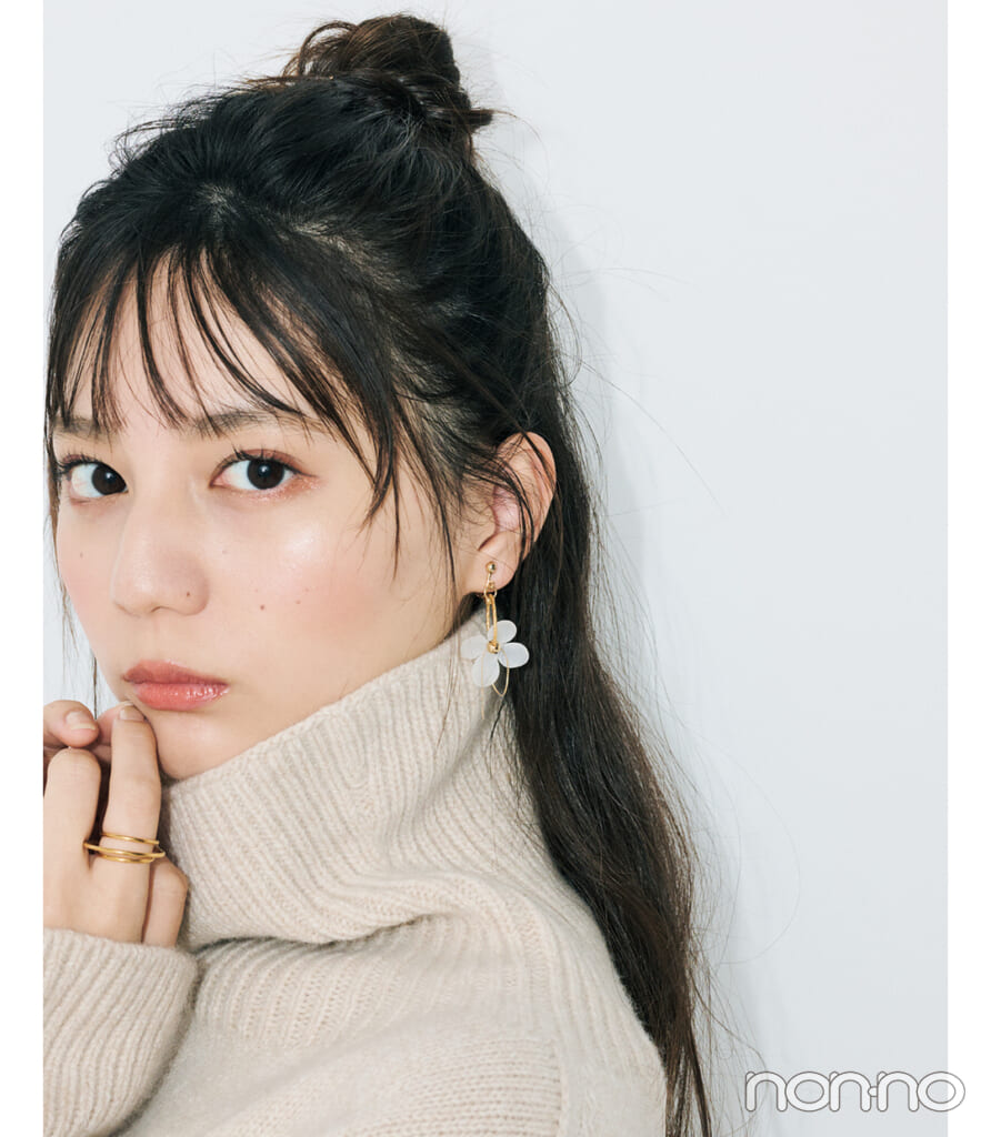 小坂菜ベージュのタートルネック緒と×アクセサリー