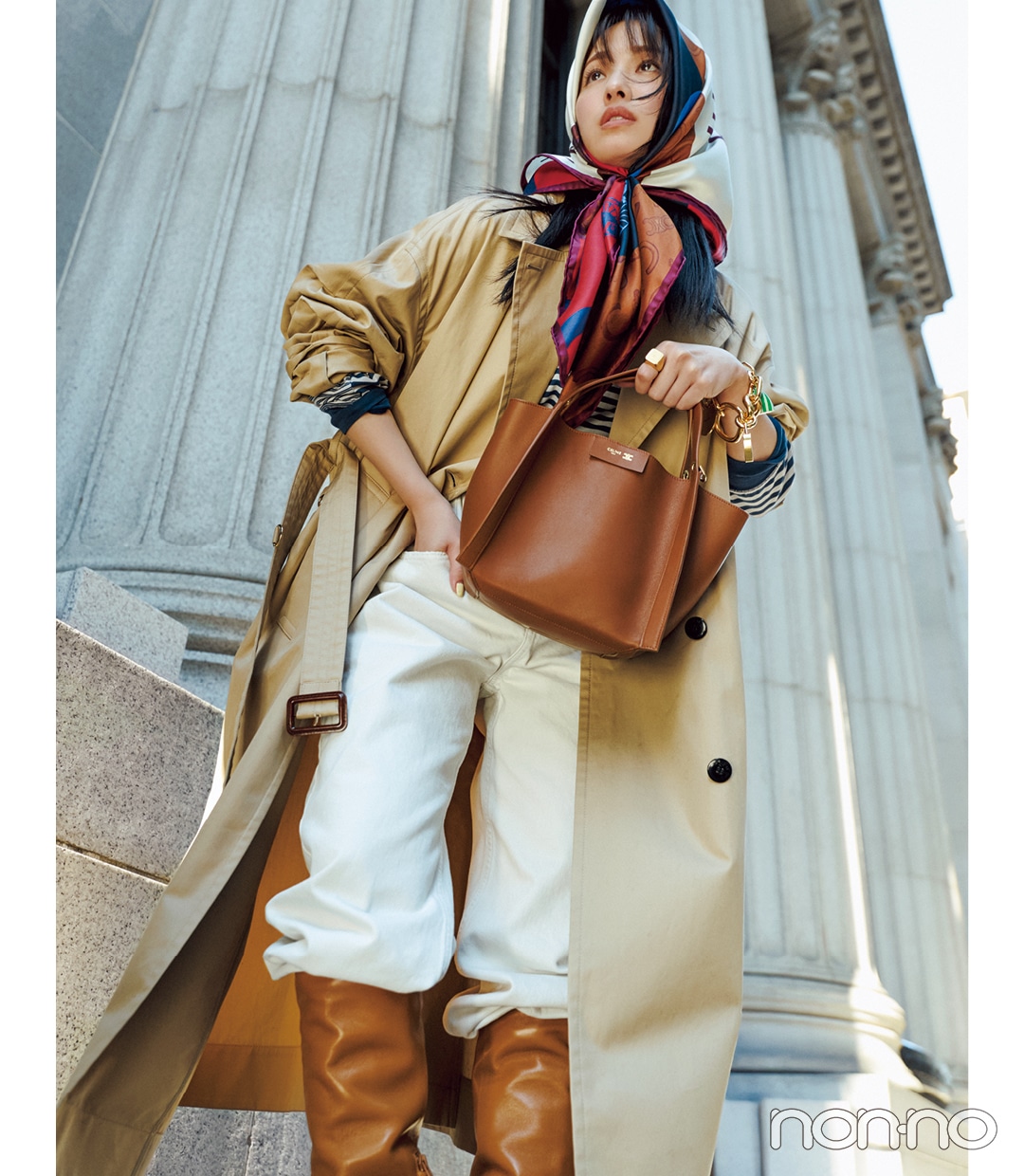 2026年新作のハイブランドミニバッグ　CELINE（セリーヌ）のミニバッグを持つモデル