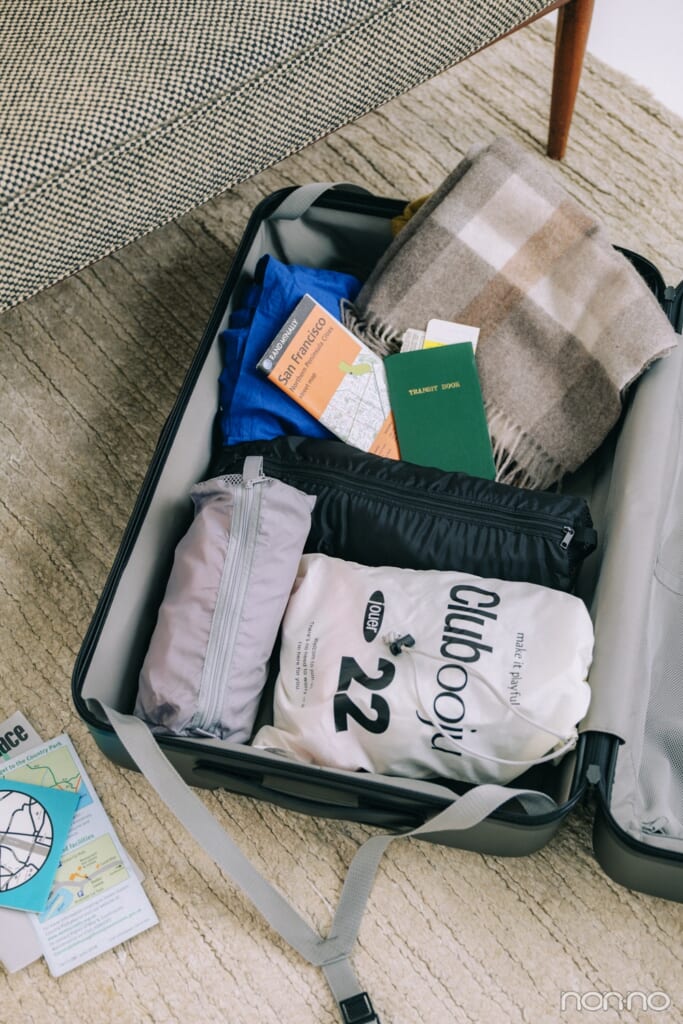 スーツケースに入っているたためる仕分けケース・筒形SグレーとMブラック