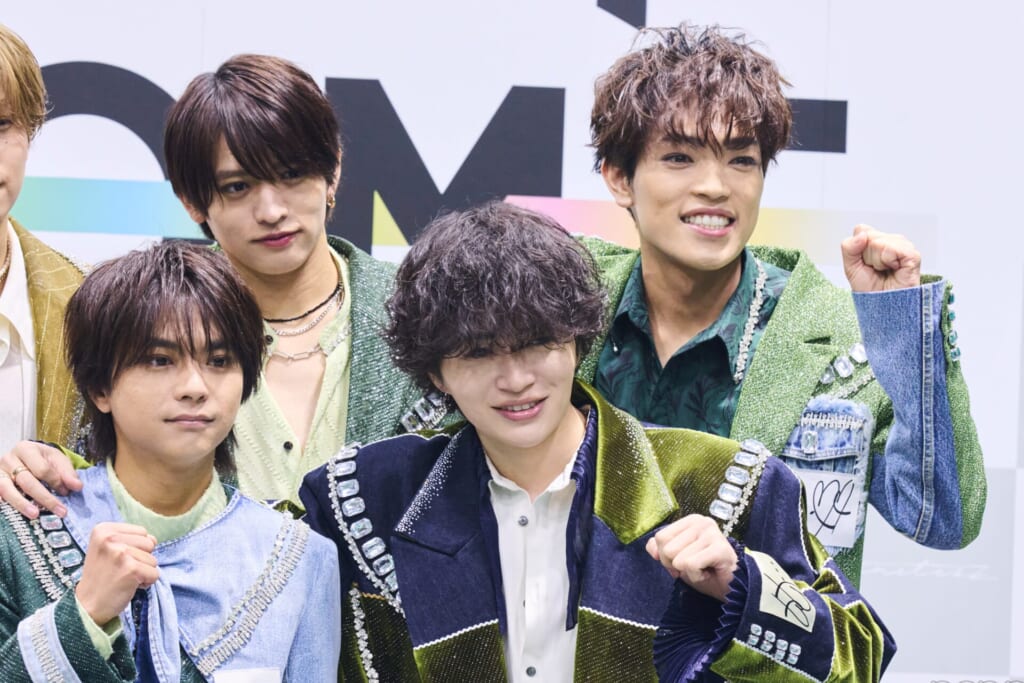 グループを家族にたとえた猪俣周杜さん（後列左）。笑顔でカメラに応える原義孝さん（後列右）、佐藤勝利さん（前列左）、菊池風磨さん（前列右）