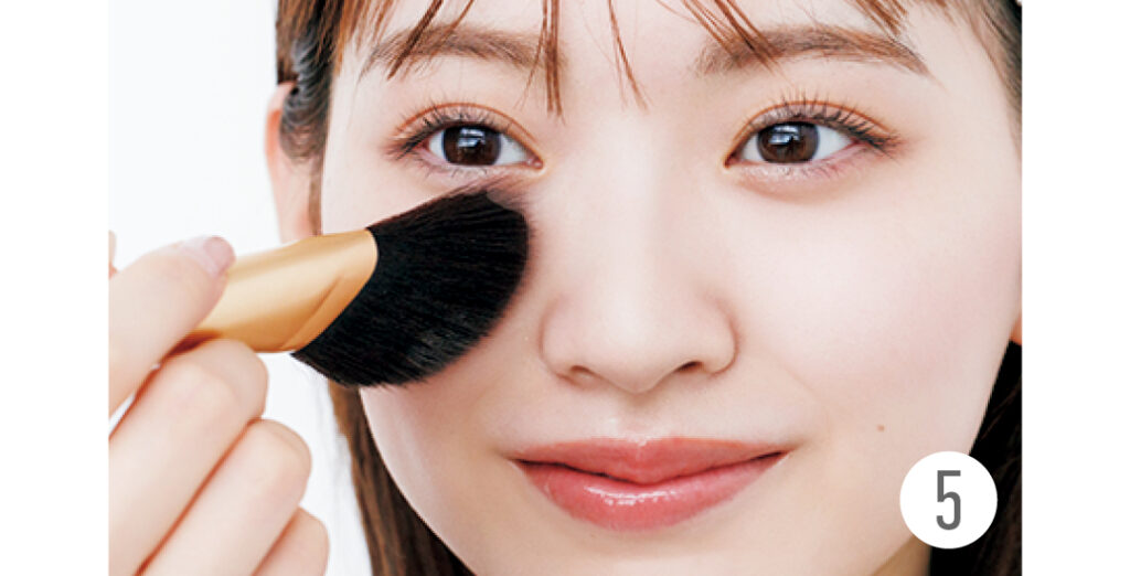 ほんのりシャープな輪郭をつくるメイクプロセス5
