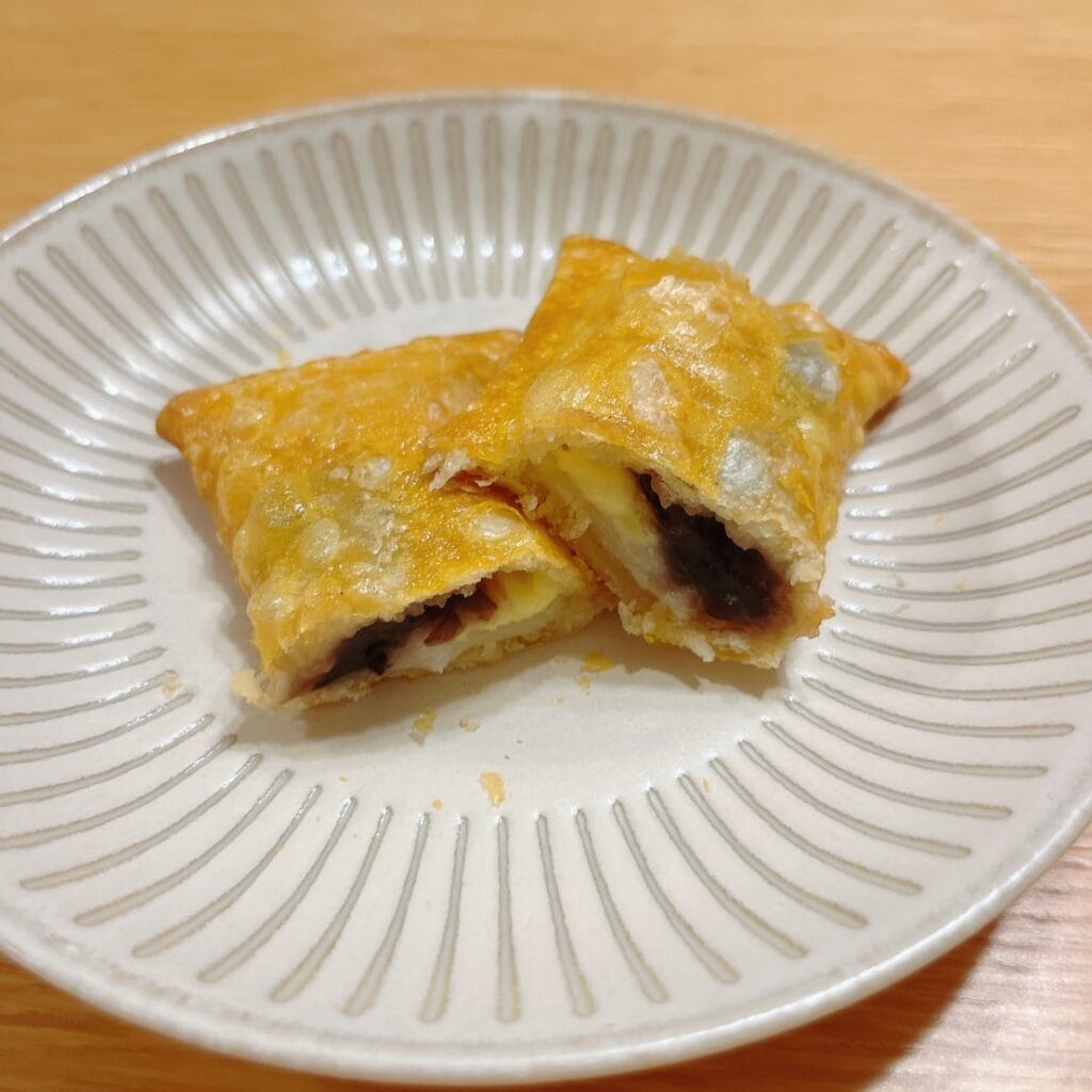 マクドナルド2025年のあんバターとおもちの月見パイの断面写真。