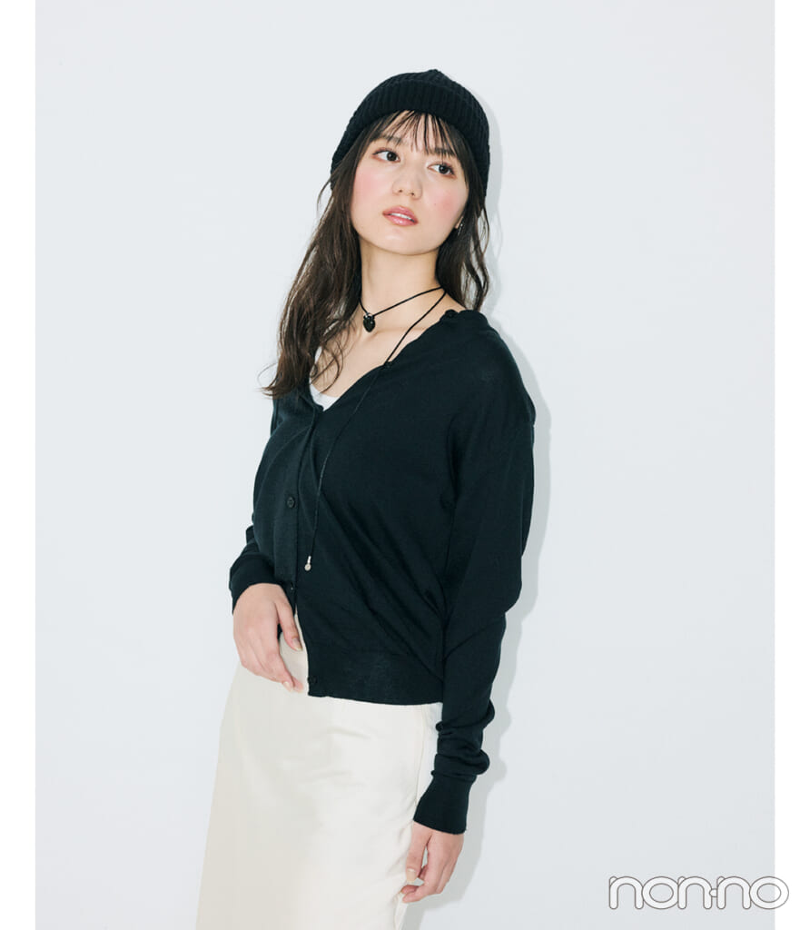 小坂菜緒と黒のニットカーディガン×着こなし